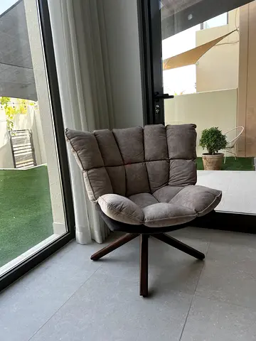 Grey/beige swivel lounge chair with wooden base - Ebarza