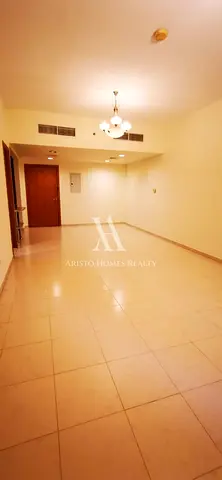 استوديو واسع | جاردينيا 2 JVC | الوصول إلى الشرفة والمسبح