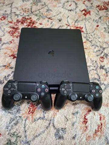 PlayStation 4 - 2 controllers - perfect condition