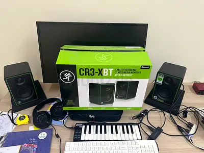 Mackie CR3-XBT Studio monitors