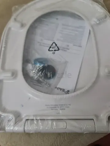 Auto closing White  Plastic Toilet Seat (New, Still Wrapped)