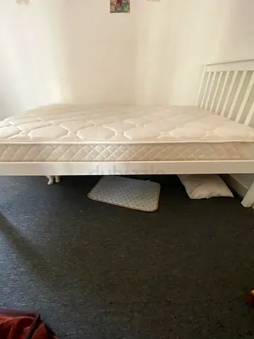 White wooden baby crib with mattress — good condition