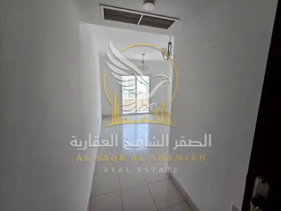 Apartment with one bedroom, a living room, a balcony, and sandy parking; includes free maintenance. Spacious layout, new building, no security deposit