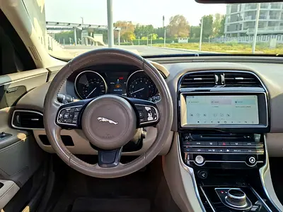 2017 Jaguar XE — миниатюра 10