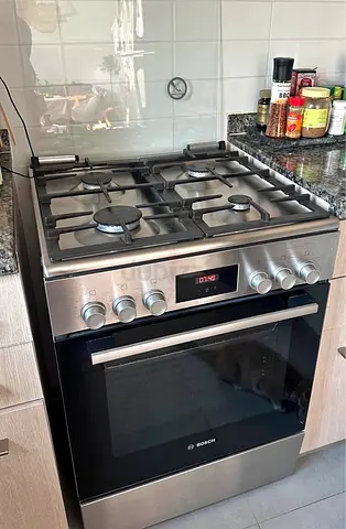 ALMOST BRAND NEW  | Bosch Free Standing Cooker 4 Gas Burner Electric Oven Stainless Steel 60Cm