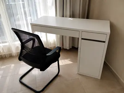 White MICKE desk and black office chair