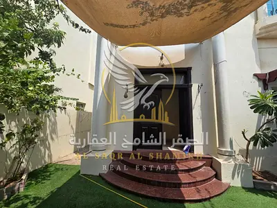فيلا للايجار السنوي تفاصيل الفيلا مساحة ضخمة مع حديقة خارجية مسبح وجيم مشتركين مكونة من طابقين أربع غرف منهم اتنين ماستر استور غرفة خادمة ماستر