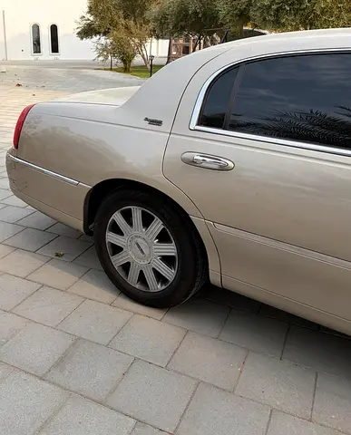 صورة 4 لـ 2010 Lincoln TOWN CAR