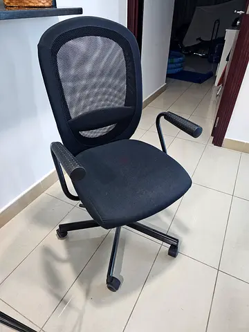 Black mesh office chair with armrests - very good condition