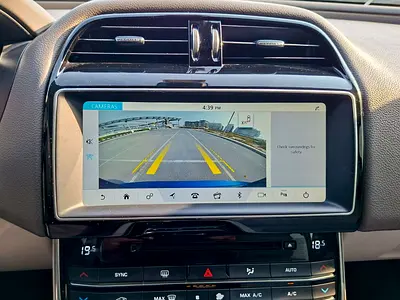 2017 Jaguar XE — миниатюра 17