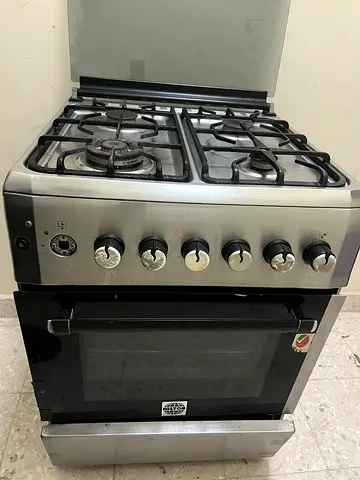 Used stainless steel gas cooker with oven - 4 burners