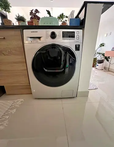 Samsung 7 kg washing and 5 kg dryer 2ni 1 like new condition perfect working