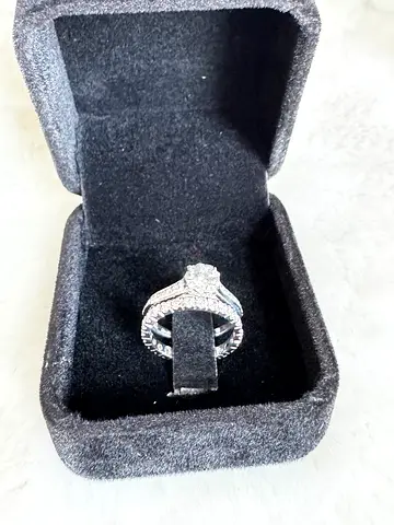 Wedding Rings with Natural Diamonds