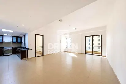 Spacious and Well-managed Apt | Sea View