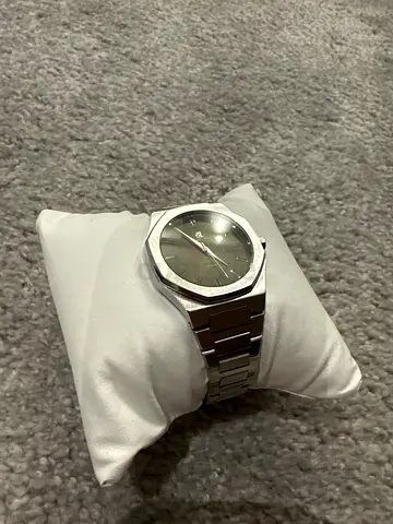 Silver stainless steel men's wristwatch - classic design