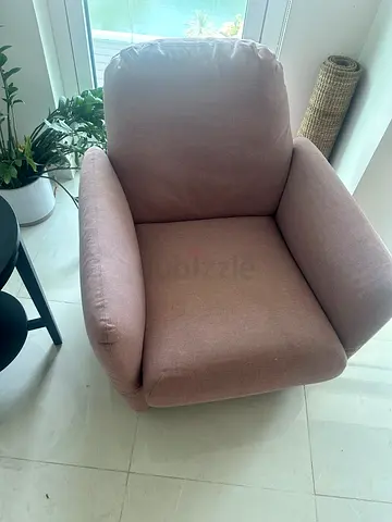 Comfortable single armchair in dusty rose fabric