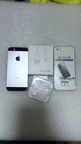 iPhone 5se with Earphones, Charger Cable and Case - Good Condition