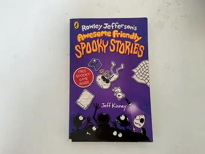 Rowley Jefferson's Awesome Friendly Spooky Stories - Jeff Kinney (paperback)