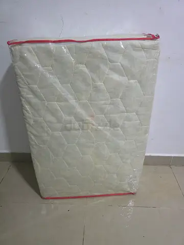 Folding Single Mattress (90x 180 cm) (Like new)