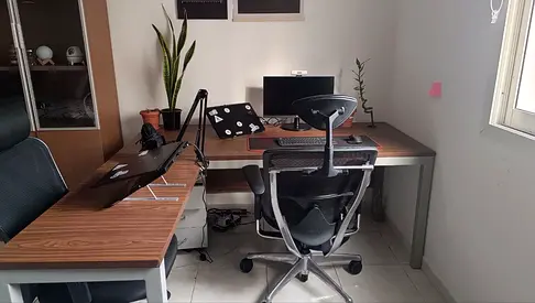 مكتب خشبي كبير على شكل حرف L بإطار معدني