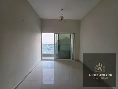 فرصة ذهبية للايجار السنوي احلي واجمل شقة غرفتين وصالة بمنطقة مدينة الامارات علي طريق محمد بن زايد مع بلكونة اطلالة مفتوحة متوفر باركن سهلة المخرج