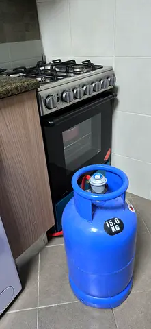 Oven 400 aed and Blue LPG Gas Cylinder (Empty) with regulator 200 aed