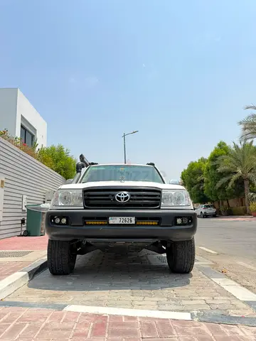 Overlanding Toyota Land Cruiser VXR V8 2006