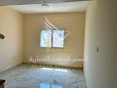 استوديو تاني ساكن بمنطقة البوطينه للايجار تكييف مركزي تشطيبات نظيفة في بناية عائلي جاهز للسكن و قريب من الخدمات العامة