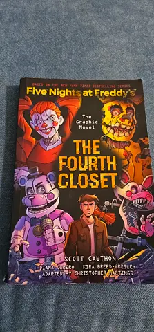 Five Nights at Freddy's: The Fourth Closet (Graphic Novel) - Like New