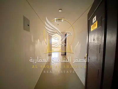 غرفتين وصالة ماستر مع غرفة خادمة وبلكون وخزائن في الحائط تشطيب حديث سوبر ديلوكس موقع مميز