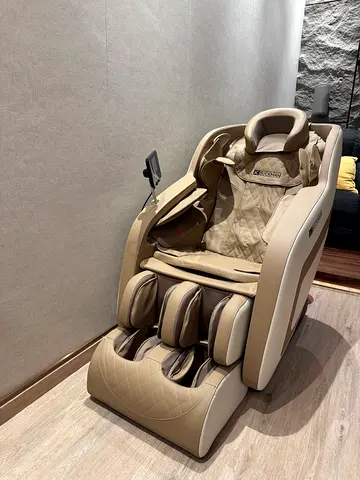 JC BUCKMAN full-body electric massage chair in beige - EXCELLENT condition