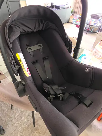 Infant rear-facing car seat with base - excellent condition