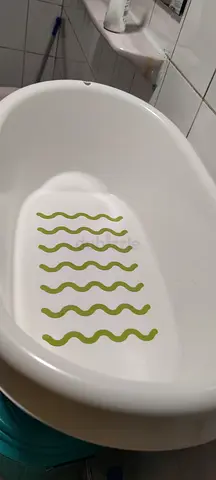 White baby bathtub with non-slip mat - good condition