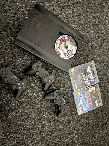 Sony PlayStation 3 Slim + 4 Controllers + 2 Games (Call of Duty, PES 2014)