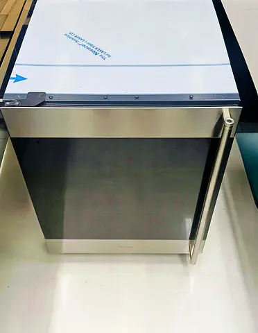Smeg Built-in Wine Fridge – Dual Temperature Brand New