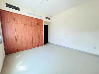 شقة دوبلكس واسعة بثلاث غرف نوم / غرف نوم رئيسية / مطبخين / غرفة للخادمة / خزائن ملابس / شرفة / تكييف مركزي / موقع مميز 📍 / للعائلات