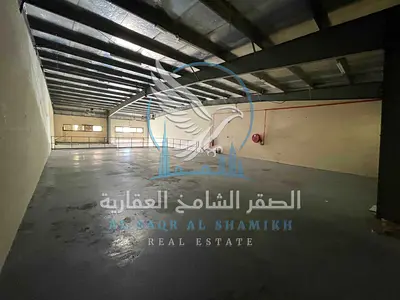 مستودع 4800 قدم في الصناعية 13 على الشارع الرئيسي كهرباء 10KW مع ميزانين 3000 قدم أرضي و1800 قدم ميزان مساحة ممتازة للتخزين والأنشطة التجارية