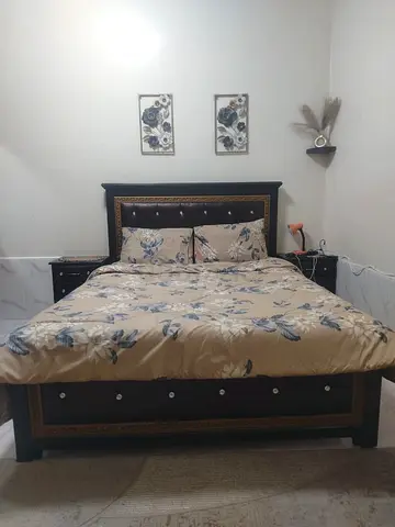 غرفة نوم كاملة 5 قطع - خشب محلي اصلي قوي
Complete 5-Piece Bedroom Set – Genuine Strong Local Wood