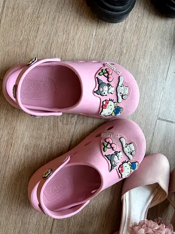 Pink kids clogs Zara with cute character charms — size on sole