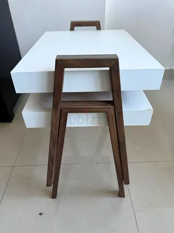 Modern white nesting coffee tables with wooden legs (set of 2)