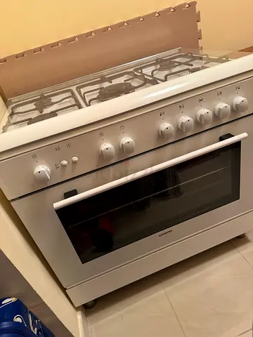Siemens | White freestanding gas range with oven - good working condition