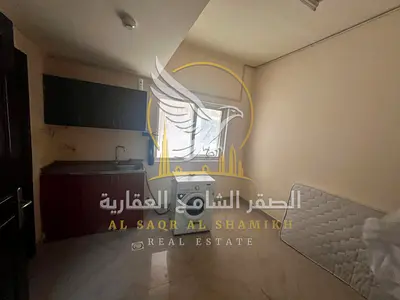 ستوديو مميز للإيجار السنوي في منطقة النباعه مطبخ شبه منفصل يمنحك خصوصية أكبر وتقسيمة عملية
