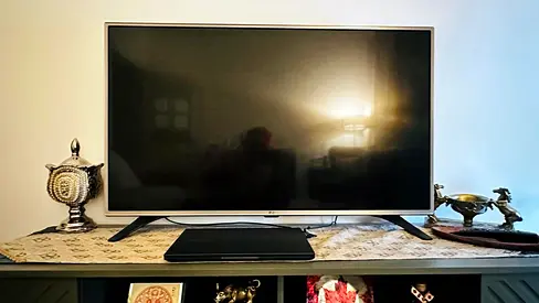 43" LED LCD Smart TV in Good Condition (Stand Included)
