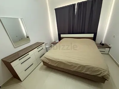 Bedroom set (king size bed + chest of drawers + 2 bedside tables)
