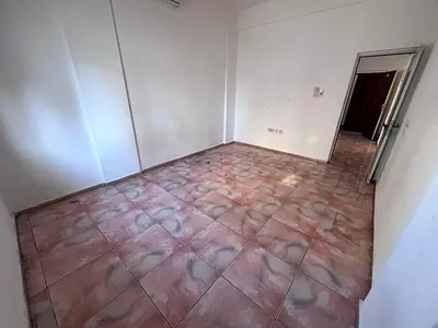 اجمل واقل الاسعار غرفتين وصاله مع روف كبير تكيف اسبلت تاني صف كورنيش صيانه ع المالك باركن اسفل البنايه