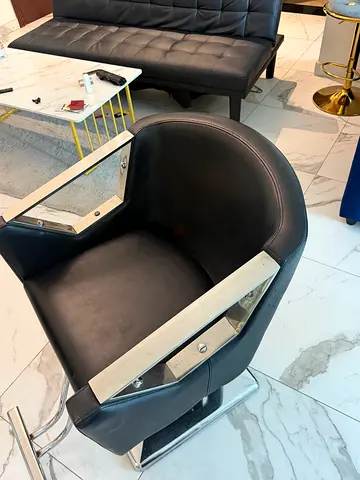 Saloon chair