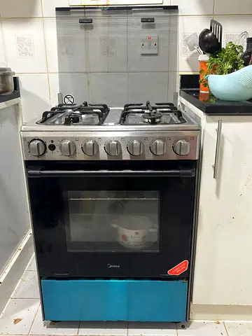 Midea freestanding gas stove with oven - good working condition