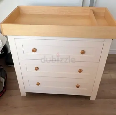 Chest of drawers with changer