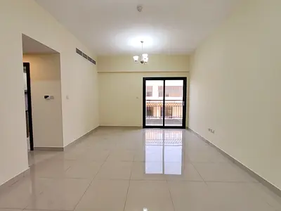 بالقرب من مخرج غرفة نوم واحدة فسيحة مع مطبخ مغلق وشرفة بها صالة ألعاب رياضية وحمام سباحة وموقف سيارات على بعد 52 ألفًا فقط.