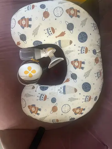 Medela Solo Electric Breast Pump and Nursing Pillow Set